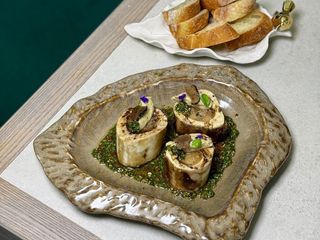 Кістковий мозок з запеченим часником та трюфелем