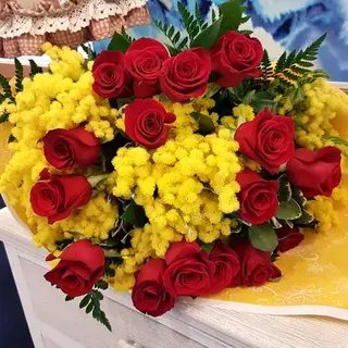 MAZZO DI 10 ROSE ROSSE E MIMOSA