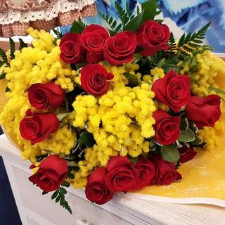 MAZZO DI 10 ROSE ROSSE E MIMOSA