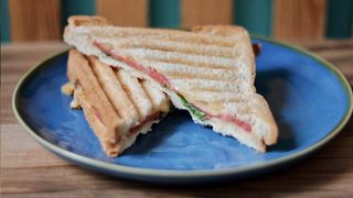 Домашний сэндвич с колбасой и сыром (150г)