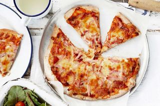 Menú 1 Pizza Mediana + 1 Pasta + Cola Lata