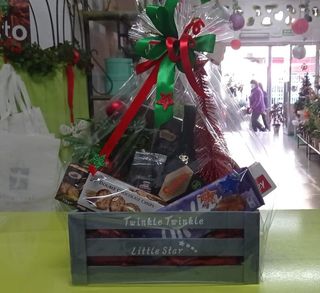 Cesta Variada De Dulces Y Flores