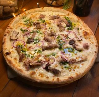 Pizza porcini e salsiccia