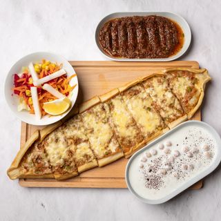 Pide sa mlevenim mesom i gaudom