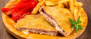 Cachopo De Lomo Con Patatas Y Pimientos