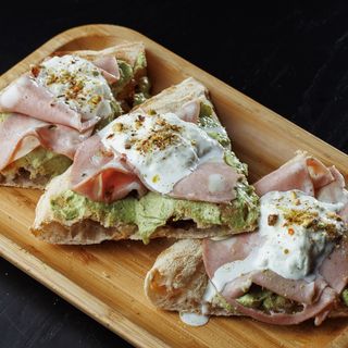 Фокачо з крем сиром, страчателлою та мортаделою з фісташками