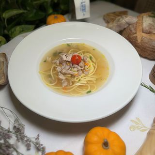 Caldo de pollo con fideos caseros