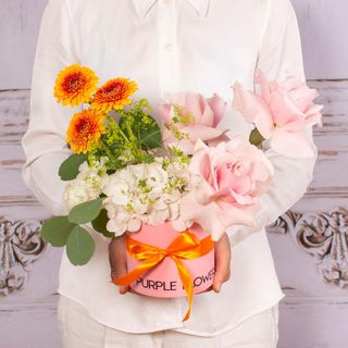 Cutie roz cu trandafiri roz si hortensie