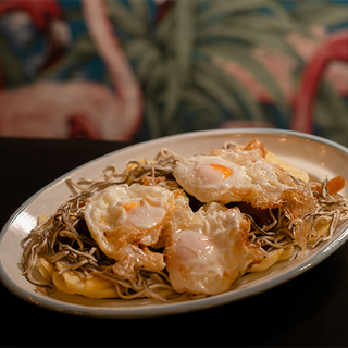 Bandeja de gulas picantes