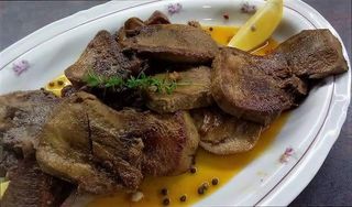 Телешки език в масло, чесън, печурки и манатарка (200г)