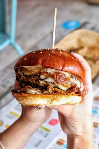 Hambúrguer The House (com batata frita)