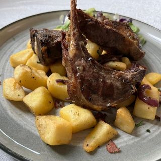 Cotlet de berbecut cu cartofi taranesti