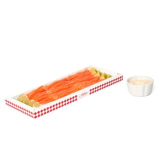 Caja Salmón ahumado con lima y salsa tártara. Acompañado de láminas de pan