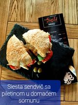 Siesta sendvič u somunu sa piletinom u pavlaka sosu