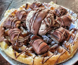 Sladoled od vanille, Nutelle, Plazme i Kinder Bueno čokoladica