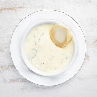 Sos de usturoi cu smantana si ierburi