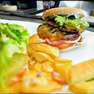 Фънки бургер с порция пържени картофи