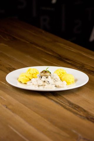 Ciuperci cu sos alb și mamaliguță (post)