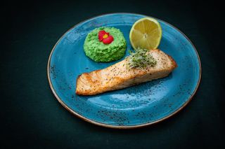 Somon în crustă de ierburi aromate și piure de mazăre