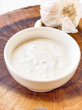 Dodatkowy Sos Czosnkowy ( obok )