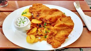 Bečki pileći odrezak s pomfritom i tartar umak, limun