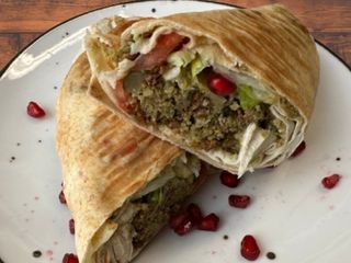 Kanapka Falafel i Bakłażanem z Adzyką