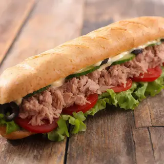 SUPER BOCADILLO XXL  DE PECHUGA EMPANADA.