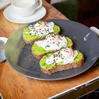 Pain De Campagne, Œuf Au Plat, Avocat, Huile D'olive