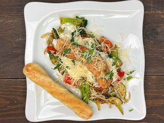 Pieczony łosoś z warzywami z patelni + paluch firmowy