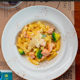 Фузилли с лососем и брокколи 