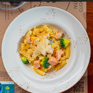 Фузилли с лососем и брокколи 