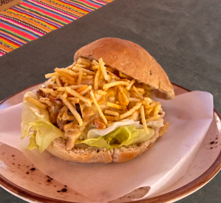 PAN CON POLLO A LA BRASA