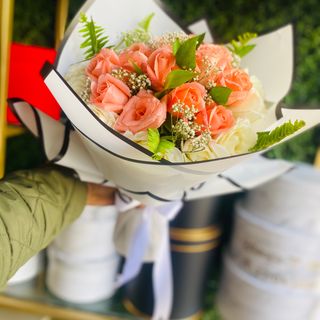 Bouquet de fleurs blanc et rose 