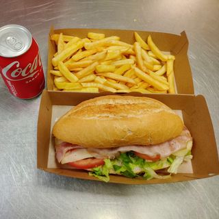 Menú: Bocadillo pechuga empanada especial + papas + bebida