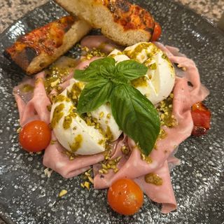 BURRATA CON MORTADELLA, CREMA DE PIATACHO Y FOCACCIA