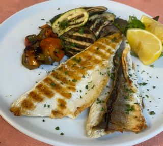 Filetto di branzino alla griglia con verdure 