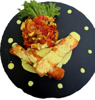 Somon cu sos de unt și legume sote