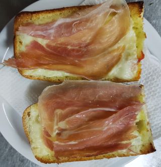 Pan Con Ajo Con Jamón Serrano Y Queso