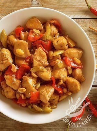 C85. Pollo con noccioline