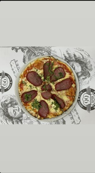 Pizza sa pršutom i rucolom 500gr