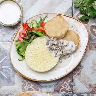 Тауық еті котлеттері және күріш/ Котлеты из куриного мяса с рисом
