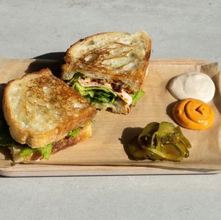 Накладанець з індичкою, гуакамоле та печеними перцями, 510 г