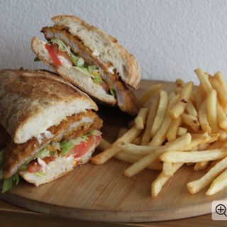 Panino con milanese e patate fritte 