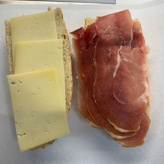 Bocadillo Jamón Serrano , Queso Manchego Y Aceite