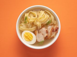 Бульйон з курочкою та тальятеле