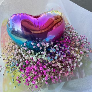 Bukiet kolorowej gipsówki z sercem średni 