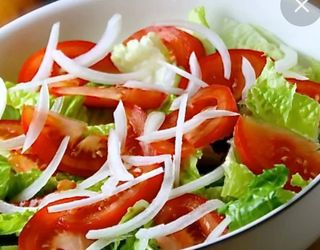 Ensalada lechuga tomate y cebolla