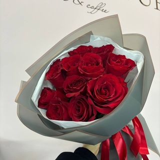 11 червоних троянд 