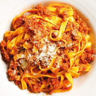 Pasta con ragú (porción)
