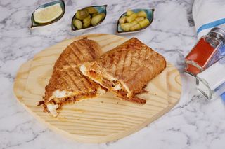 Tantuni sendvič sa mesom i cheddar sirom